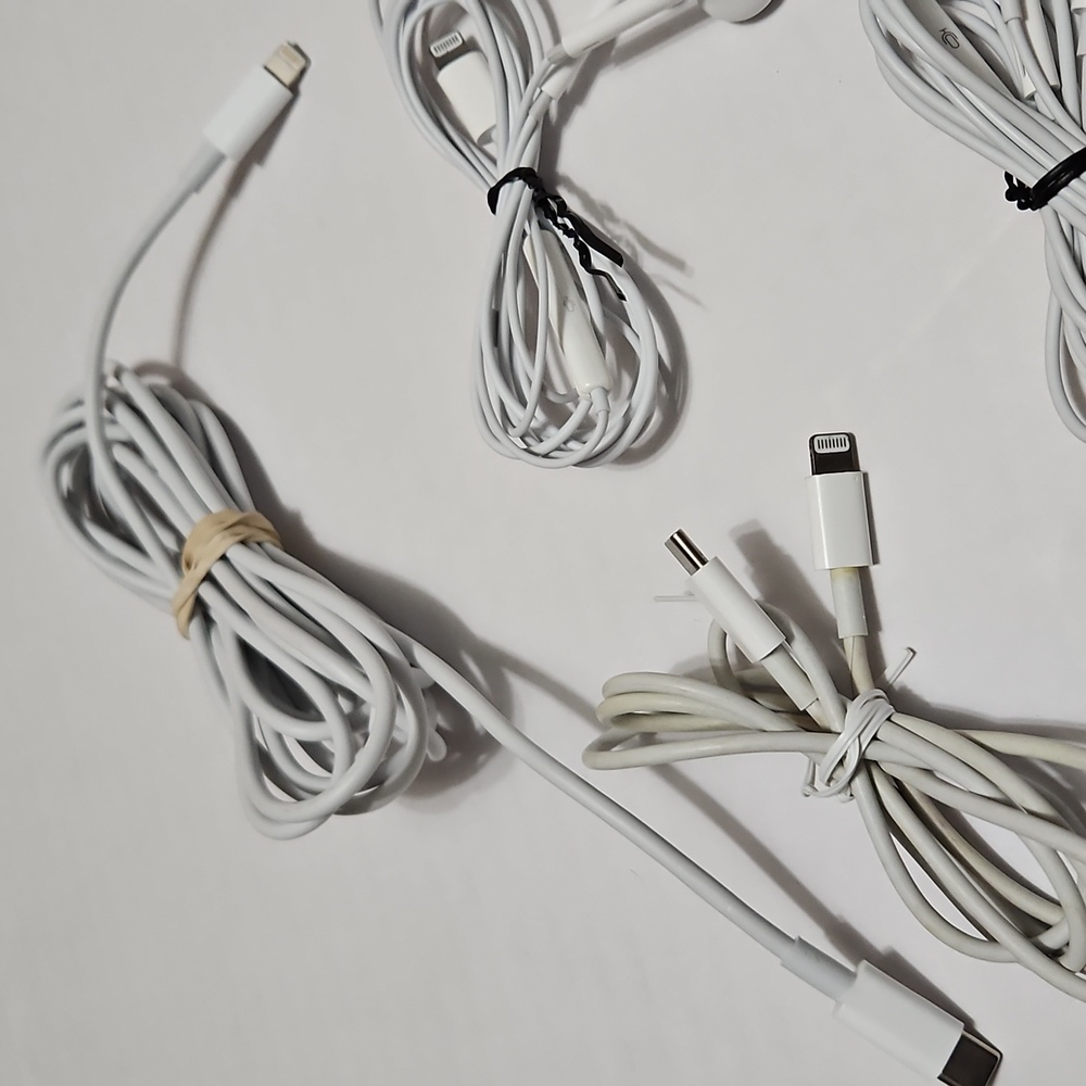 White Wired Apple Ear Buds with Accessories - Picture 4 of 7